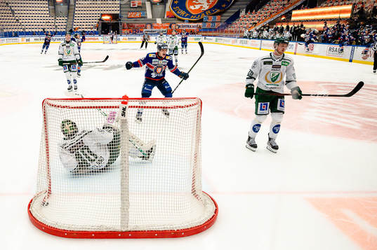 Växjös Pontus Holmberg jublar och Färjestads målvakt