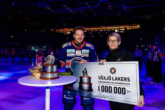 Växjös Erik Josefsson får pokalen och en check för