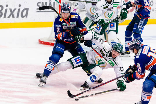 Växjös Christian Folin tacklar Färjestads Jakob