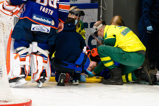 Växjös Juuso Vainio får vård på isen
