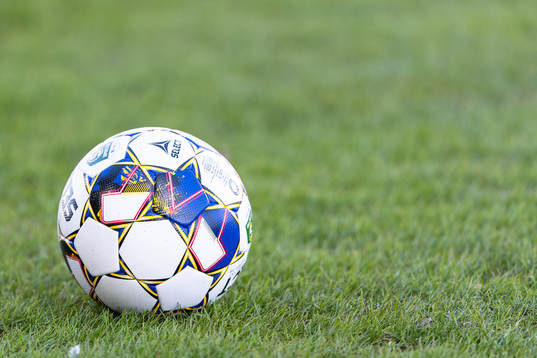 En fotboll före fotbollsmatchen i Superettan mellan