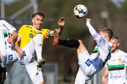 Falkenbergs Tobias Karlsson och GAIS Viktor Alexandersson