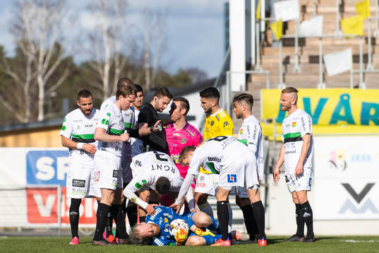 GAIS målvakt Mathias Karlsson blir trampad av Falkenbergs