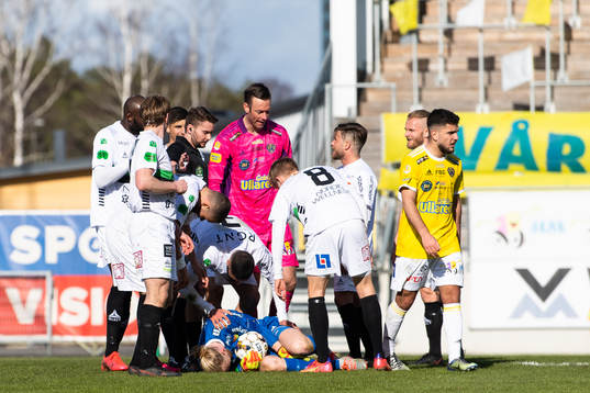 GAIS målvakt Mathias Karlsson blir trampad av Falkenbergs