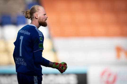 GAIS målvakt Mathias Karlsson jublar