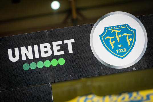 Unibet och Falkenbergs logos före fotbollsmatchen i