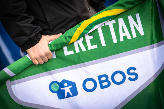 Superettan flagga som är delvis ihoprullad