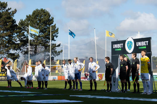 Spelarna ställer upp före fotbollsmatchen i Superettan