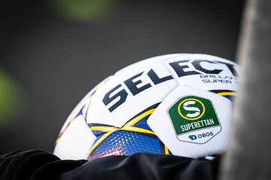 En fotboll med superettan logo