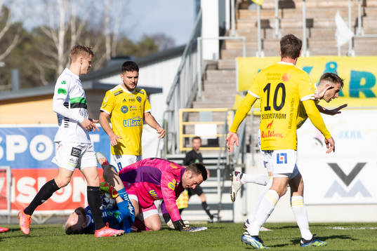 Falkenbergs målvakt Viktor Noring kolliderar med GAIS
