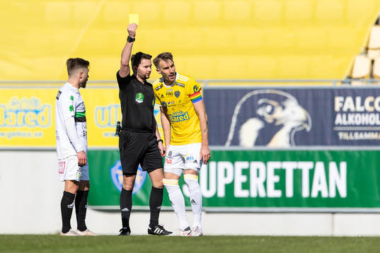 Falkenbergs Tobias Karlsson får gult kort av domare Joakim
