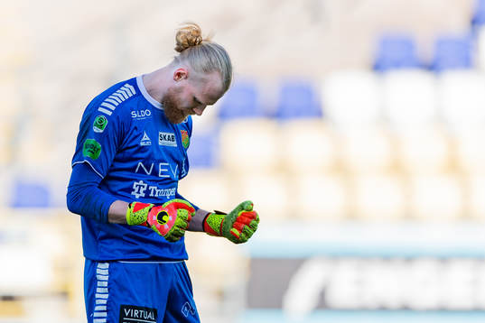 GAIS målvakt Mathias Karlsson jublar