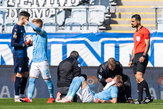 Malmö FFs Ola Toivonen ses om av sjukgymnast Jesper