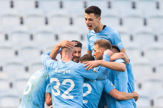Malmö FFs Anel Ahmedhodzic jublar med lagkamraterna