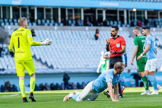Hammarbys målvakt David Ousted och Malmö FFs Ola Toivonen