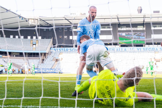 Malmö FFs Jo Inge Berget jublar med målskytten till 2-1