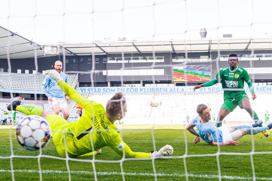 Malmö FFs Sören Rieks gör 2-1 bakom Hammarbys målvakt