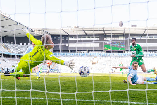 Malmö FFs Sören Rieks gör 2-1 bakom Hammarbys målvakt