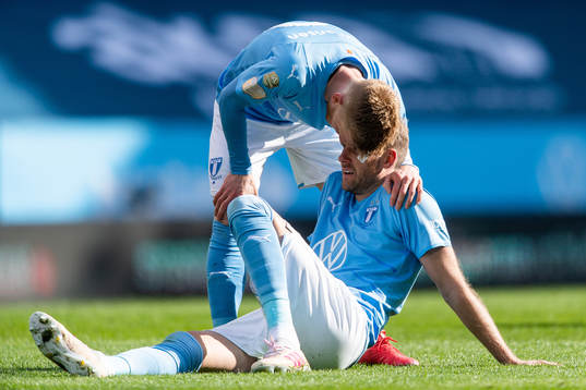 Malmö FFs Ola Toivonen kramas om av Anders Christiansen