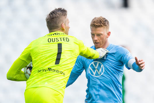 Hammarbys målvakt David Ousted trycker till Malmö FFs