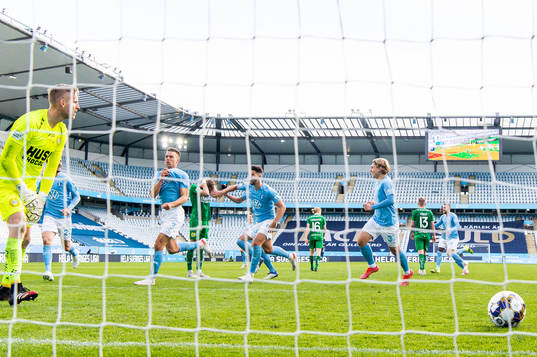 Hammarbys målvakt David Ousted deppar medan Malmö FFs