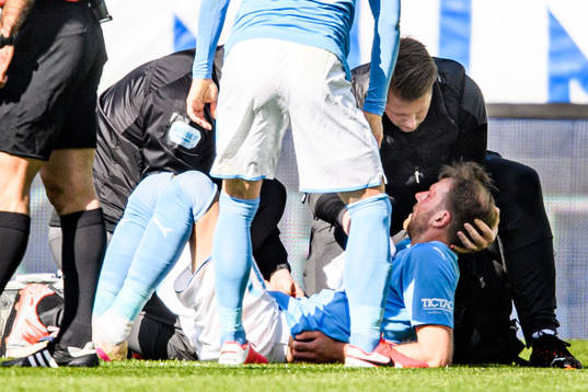 Malmö FFs Ola Toivonen får av sjukgymnast Jesper