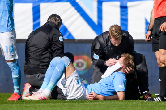 Malmö FFs Ola Toivonen får av sjukgymnast Jesper