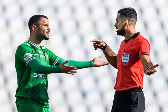 Hammarbys Mohanad Jeahze diskuterar med domare Mohammed