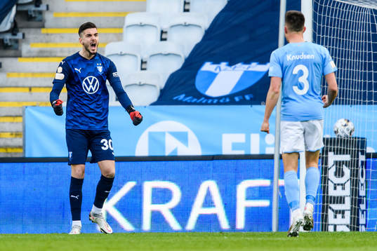 Malmö FFs målvakt Marko Johansson jublar med Jonas Knudsen