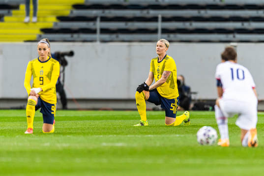 Kosovare Asllani and Nilla Fischer of Sweden takes a knee