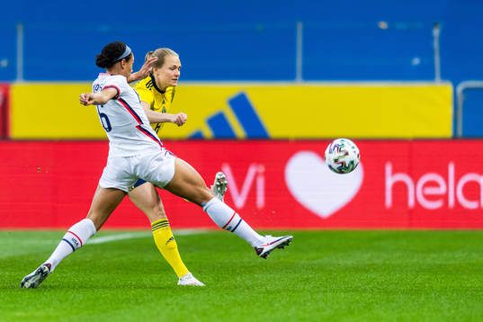 Lynn Williams of USA and Magdalena Eriksson of Sweden
