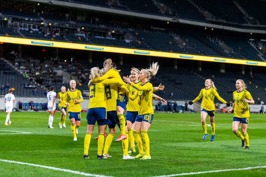 Lina Hurtig celebrates with team mates of Sweden