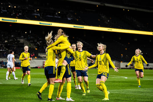 Lina Hurtig of Sweden celebrates with teammates