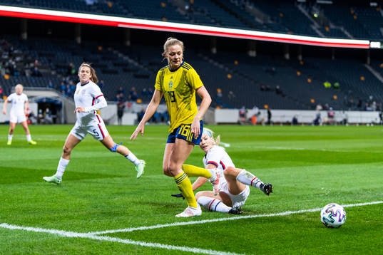 Fridolina Rolfö of Sweden and Julie Ertz of USA