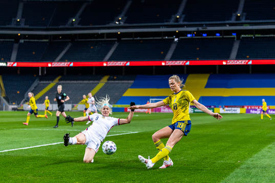 Julie Ertz of USA and Fridolina Rolfö of Sweden