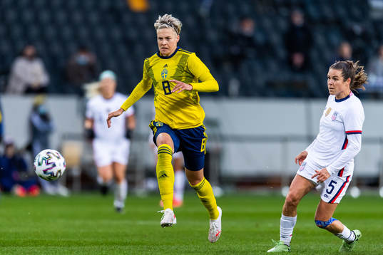 Lina Hurtig of Sweden and Kelley O’Hara of USA