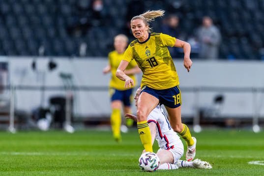 Fridolina Rolfö of Sweden and Rose Lavelle of USA