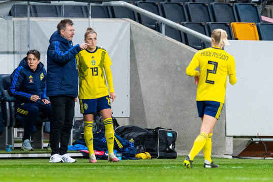 Filippa Angeldahl receives instructions from Peter