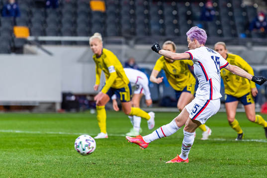 Megan Rapinoe of USA scores 1-1