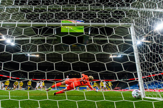 Megan Rapinoe of USA scores 1-1 behind goalkeeper Jennifer