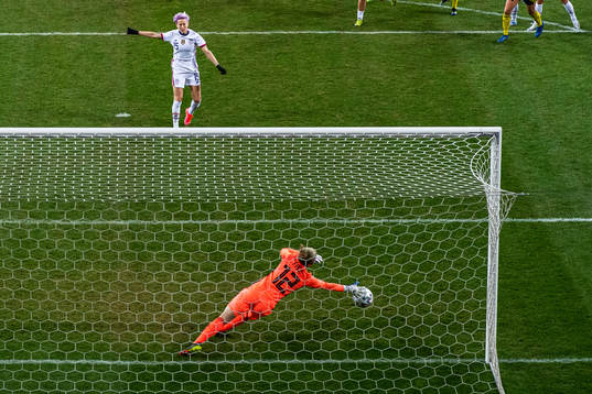 Megan Rapinoe of USA scores 1-1 behind goalkeeper Jennifer