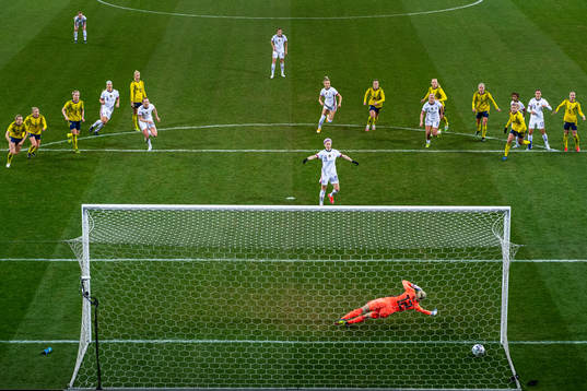 Megan Rapinoe of USA scores 1-1 behind goalkeeper Jennifer