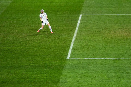 Megan Rapinoe of USA celebrate scoring the 1-1 goal