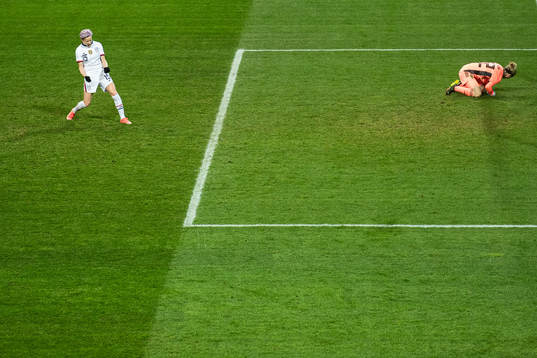 Megan Rapinoe of USA celebrate scoring the 1-1 goal while