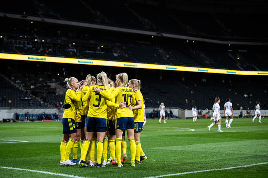 Lina Hurtig of Sweden celebrate the 1-0 goal with teammates
