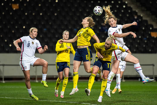 Samantha Mewis of USA against Magdalena Eriksson and