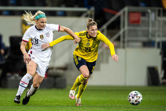 Julie Ertz of USA and Filippa Angeldahl of Sweden