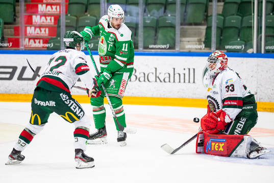 Rögles Mattias Sjögren oroar framför Frölundas målvakt