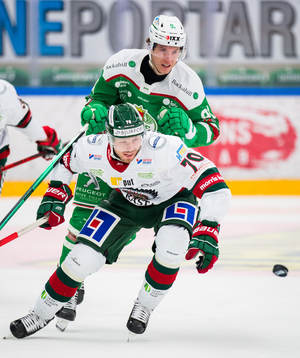 Rögles Adam Tambellini och Frölundas Christoffer Ehn