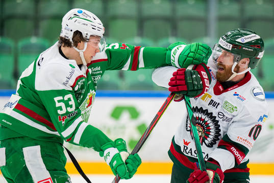 Rögles Moritz Seider och Frölundas Jens Olsson i bråk